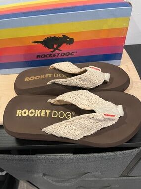 NEW Rocket Dog SPOTLIGHT 2 Natural Crochet Flip Flops Sandals Shoes Size 6 CREAM